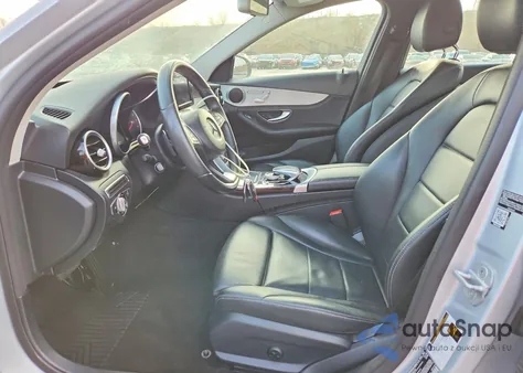 2015 Mercedes-Benz C 300 4Matic z USA, uszkodzony, nr VIN 55SWF4KB2FU026090